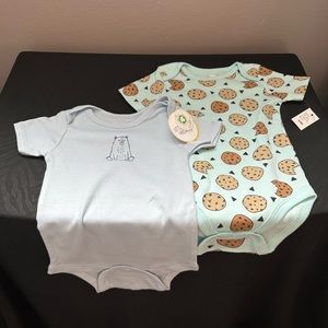 🆕 (2) short sleeve onesie/bodysuits, 6-9 months